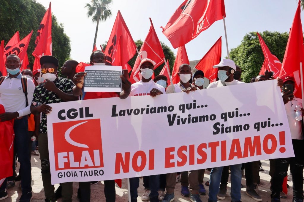 Manifestazione migranti piazza italia