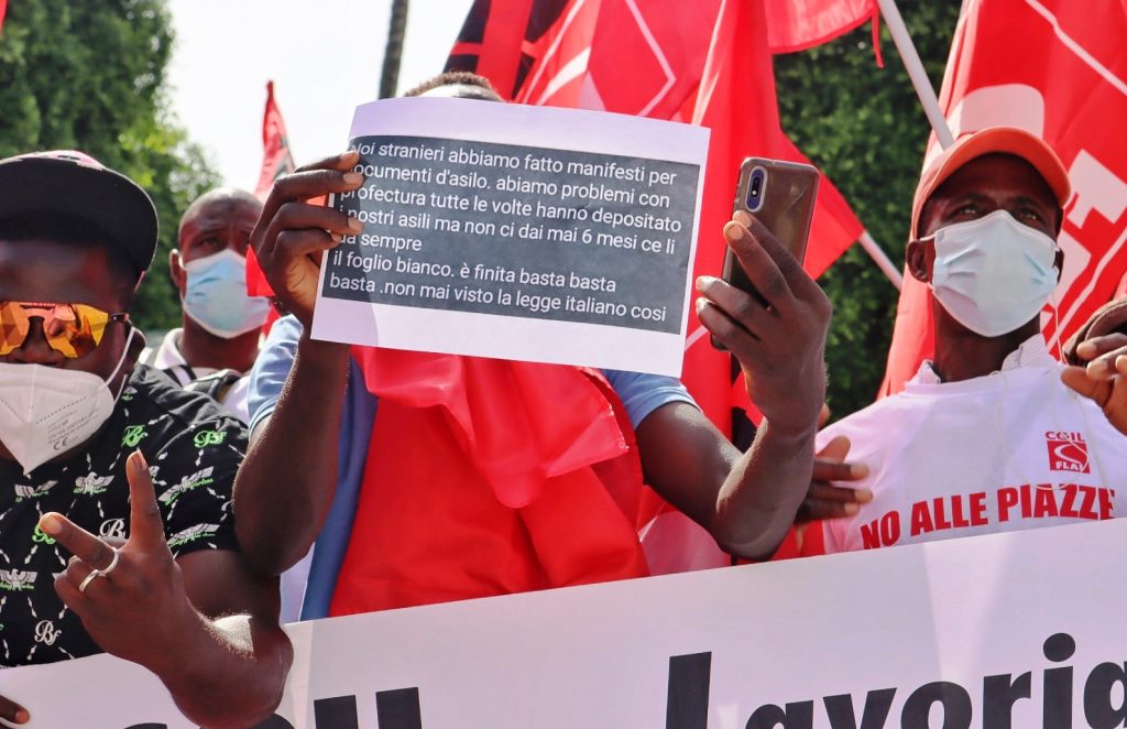 Manifestazione migranti piazza italia