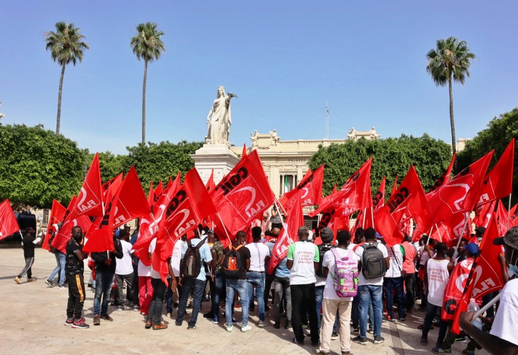 Manifestazione migranti piazza italia