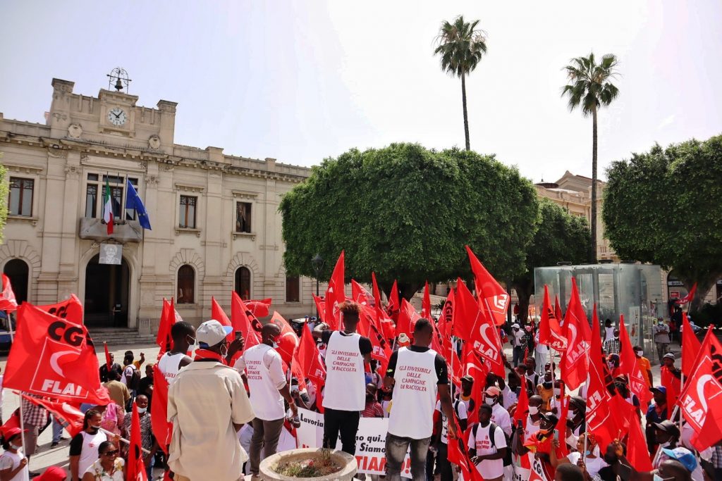 Manifestazione migranti piazza italia