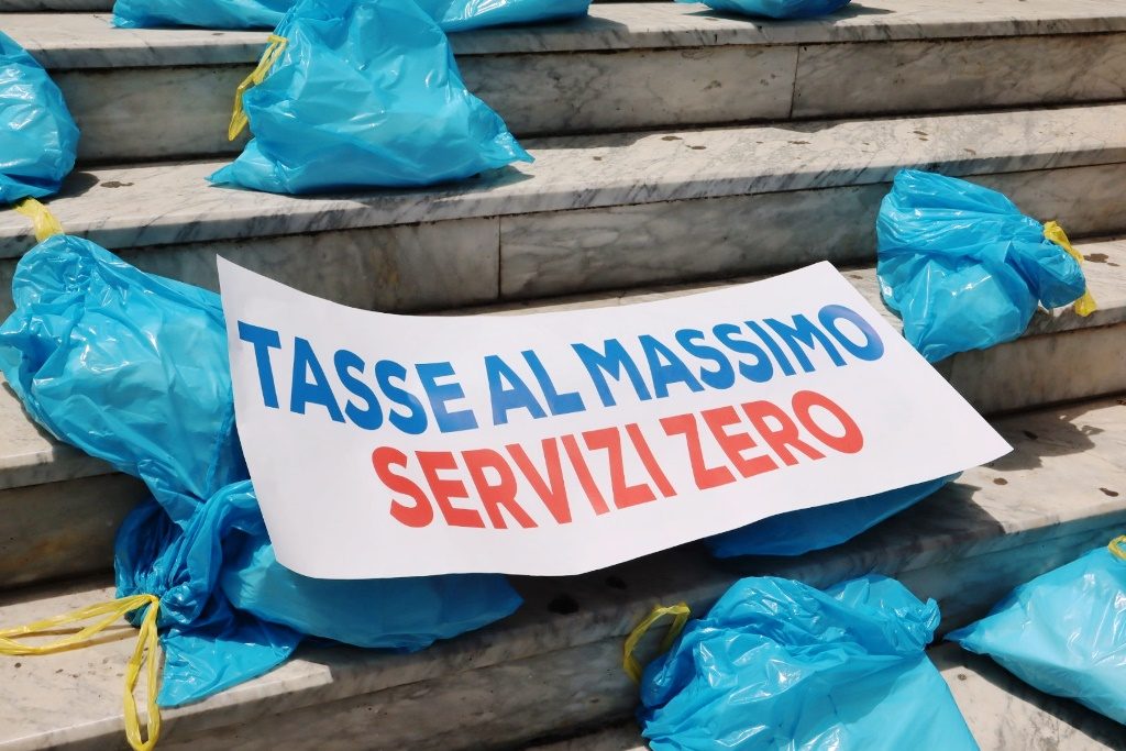 Sit in dei Giovani di Forza Italia a Piazza Italia