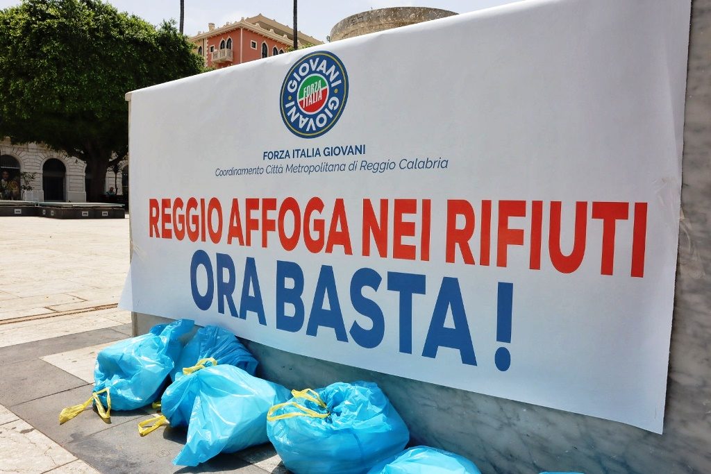 Sit in dei Giovani di Forza Italia a Piazza Italia