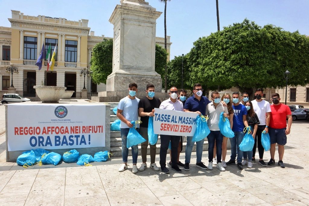 Sit in dei Giovani di Forza Italia a Piazza Italia