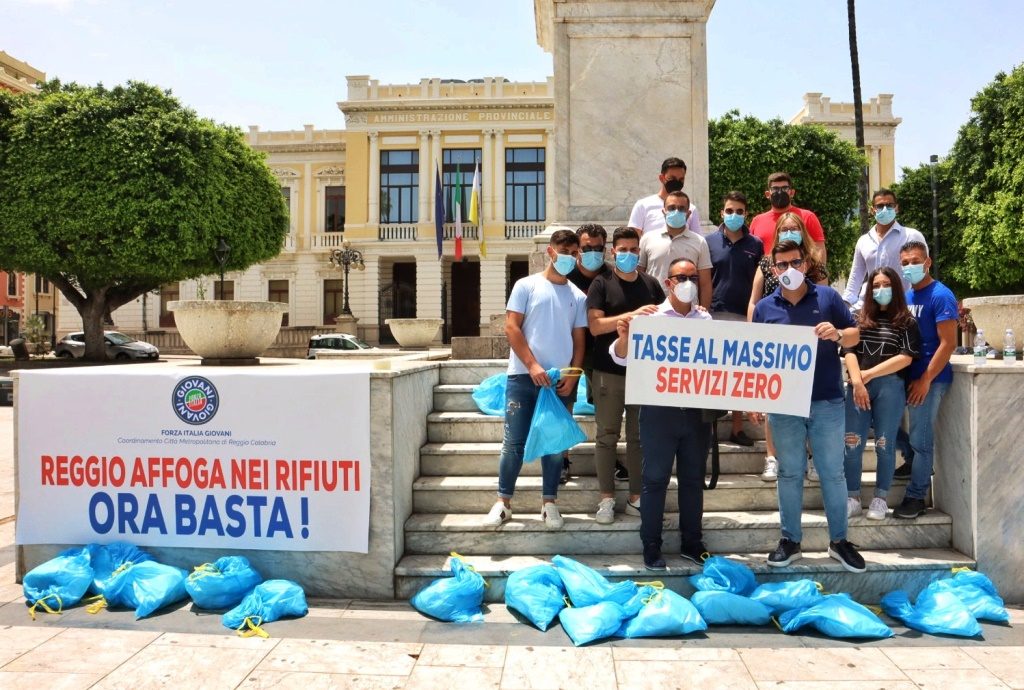 Sit in dei Giovani di Forza Italia a Piazza Italia