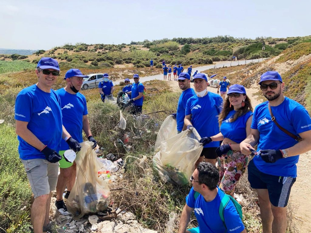 Volontari puliscono la spiaggia di Kamarina - _ Ragusa