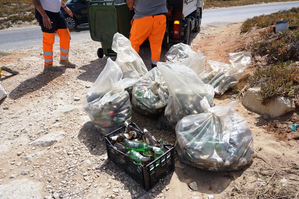 Volontari puliscono la spiaggia di Kamarina - _ Ragusa