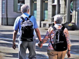 anziani a passeggio per mano