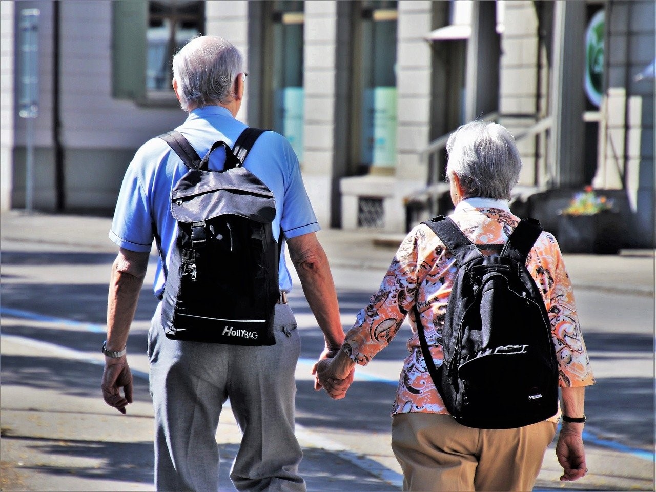 anziani a passeggio per mano