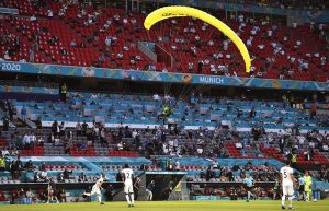 attivista-Greenpeace-invasione-di-campo-francia-germania-euro-2021