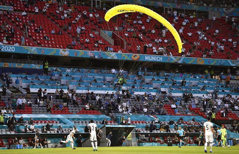 attivista-Greenpeace-invasione-di-campo-francia-germania-euro-2021