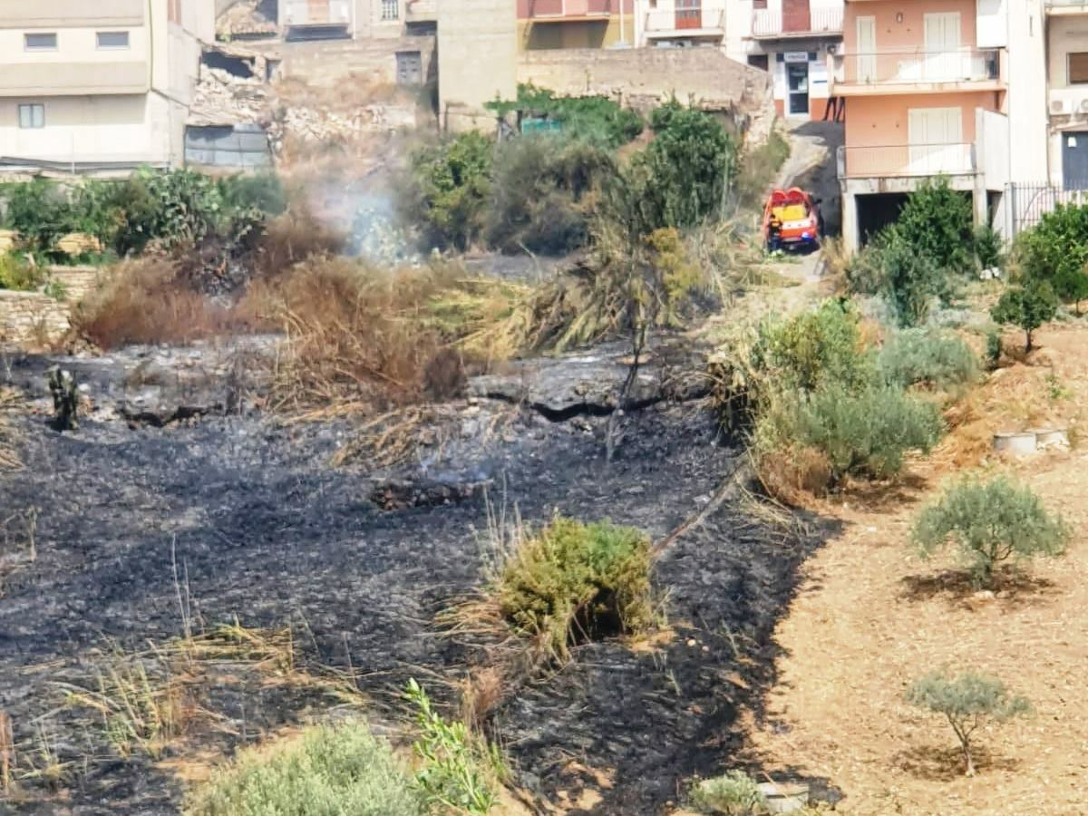 campagna in fiamme ad enna (2)