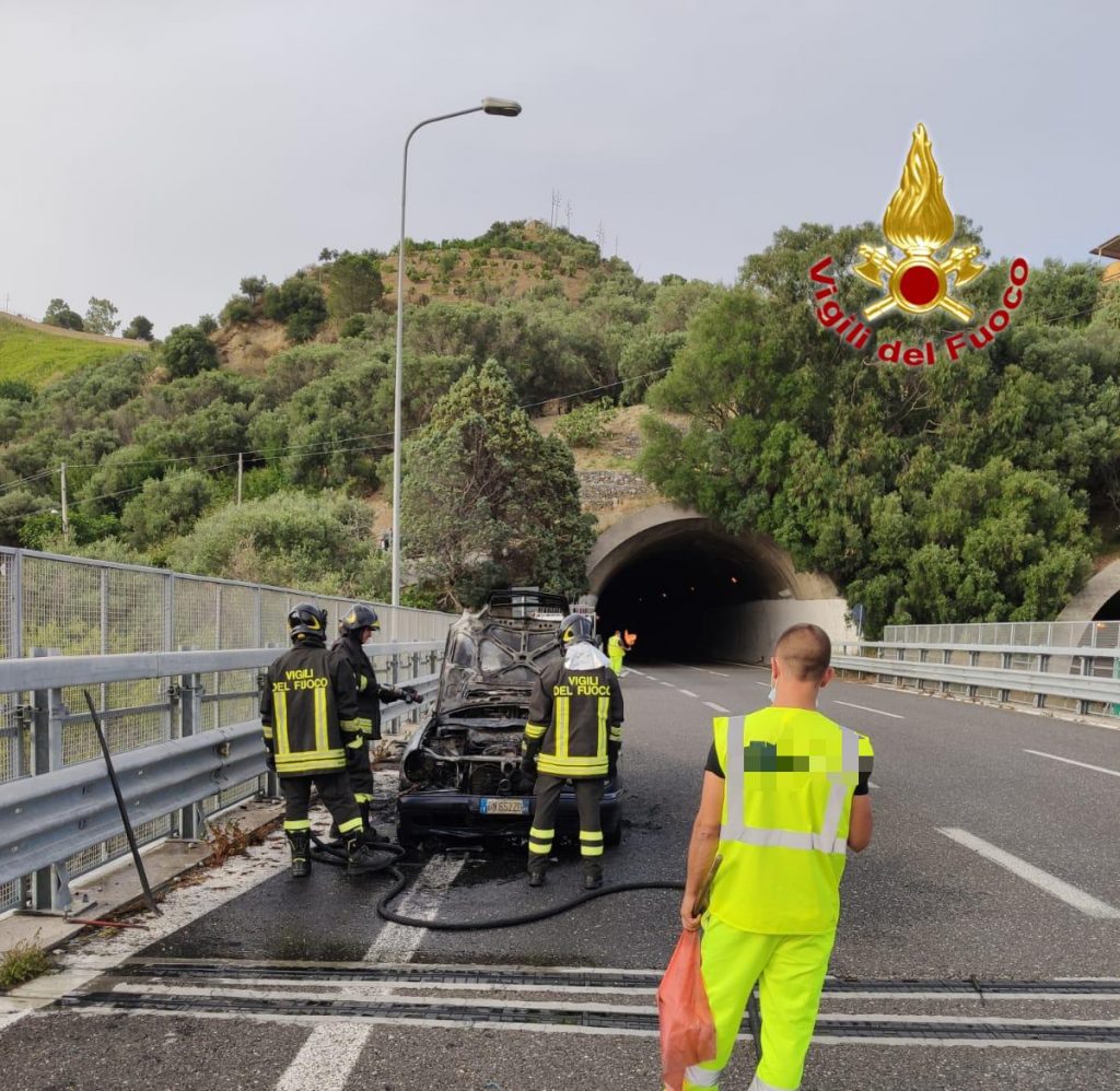 incendio auto messina