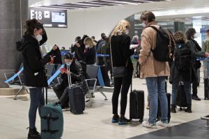 passeggeri in attesa all'aeroporto