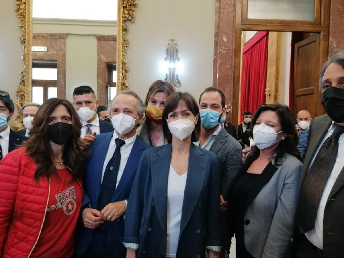 Carfagna con i consiglieri comunali di forza italia di messina
