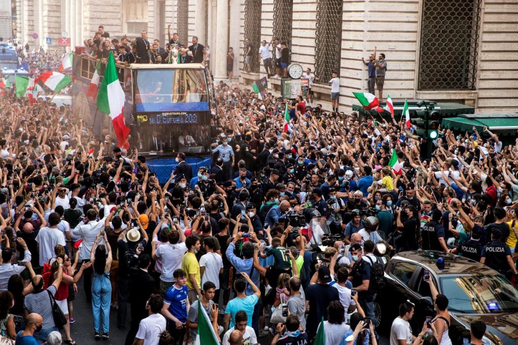 Corteo Italia a Roma con pullman scoperto