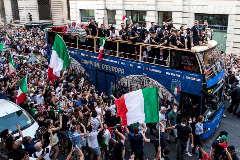 Corteo Italia a Roma con pullman scoperto