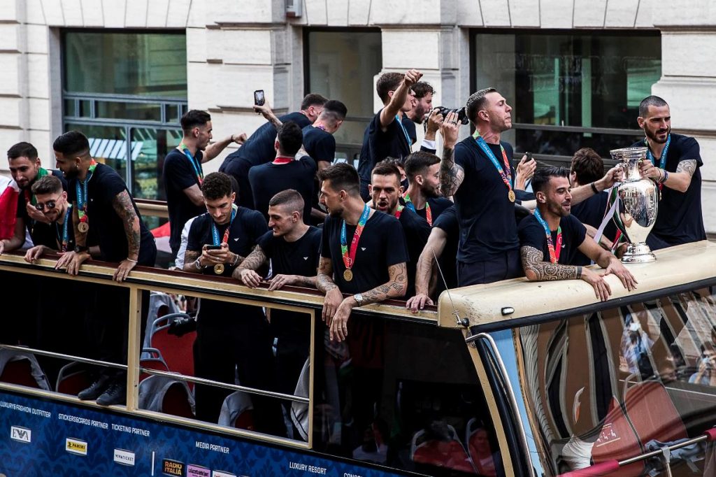 Corteo Italia a Roma con pullman scoperto