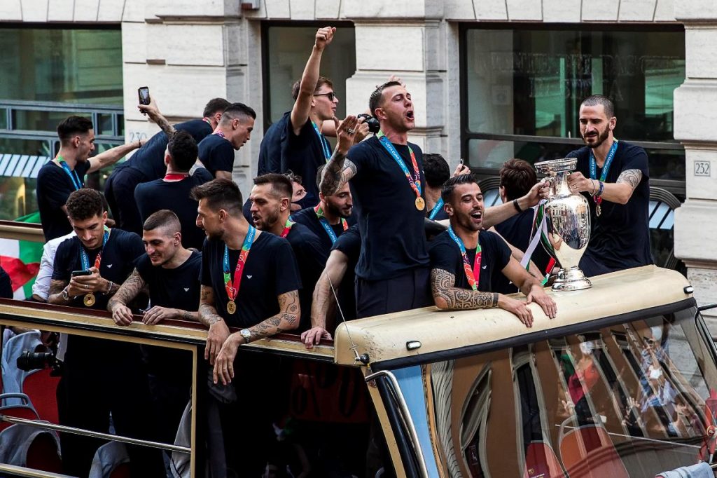 Corteo Italia a Roma con pullman scoperto