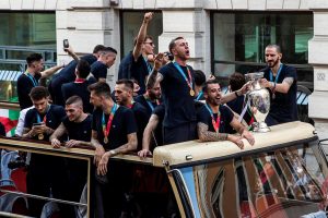 Corteo Italia a Roma con pullman scoperto