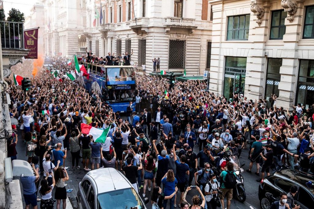 Corteo Italia a Roma con pullman scoperto
