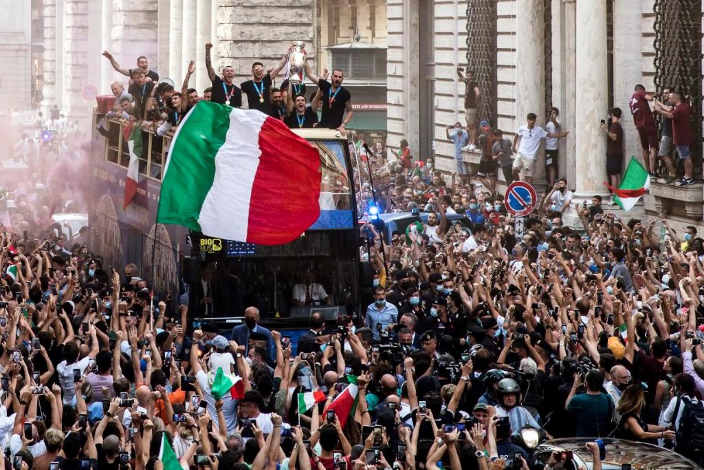 Corteo Italia a Roma con pullman scoperto