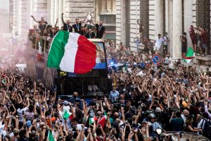Corteo Italia a Roma con pullman scoperto