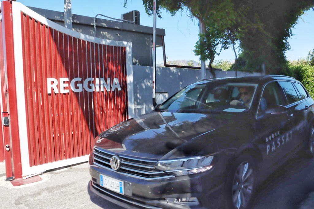 I calciatori della Reggina arrivano al Sant'Agata: Denis