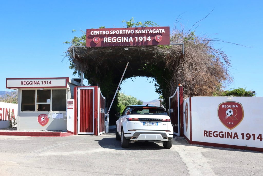 I calciatori della Reggina arrivano al Sant'Agata (1)