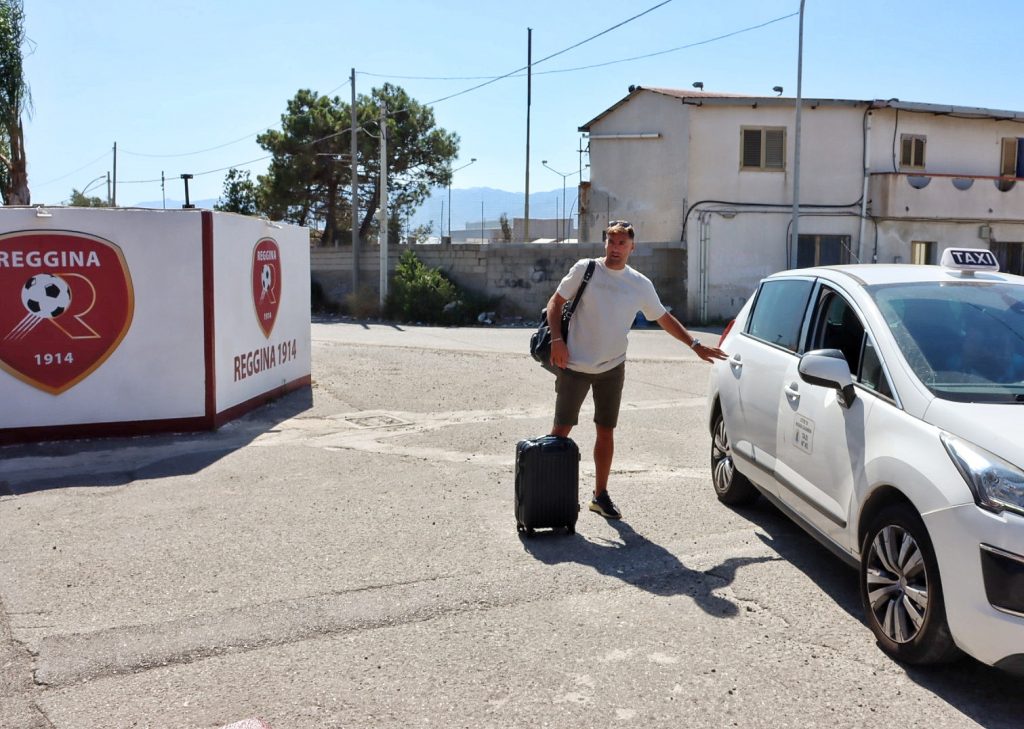 I calciatori della Reggina arrivano al Sant'Agata: Cionek