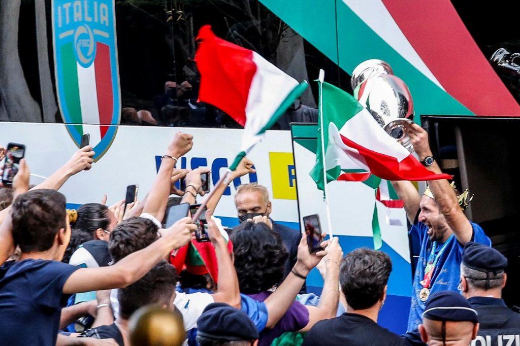 La Nazionale italiana torna a Roma con la Coppa (1)