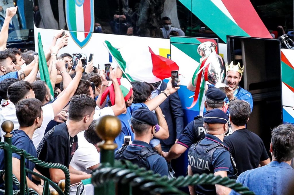 La Nazionale italiana torna a Roma con la Coppa (1)