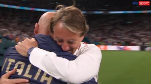 L'abbraccio tra Vialli e Mancini