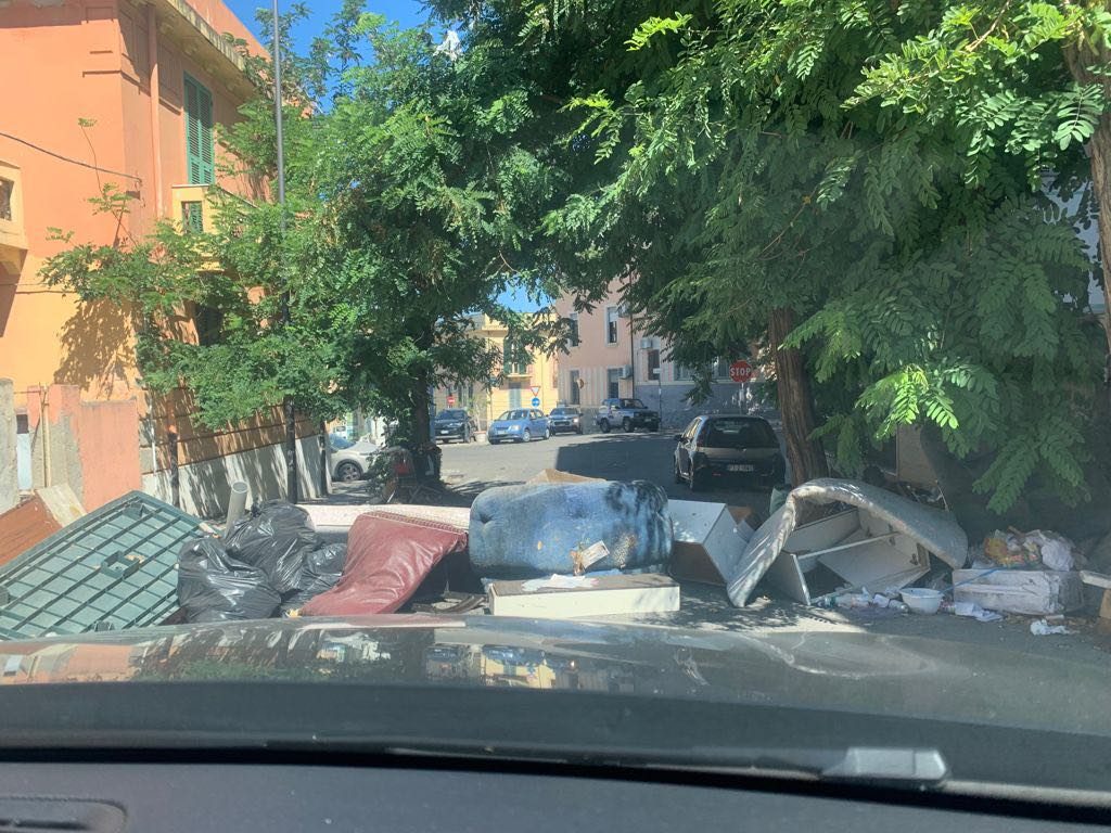 Rifiuti bloccano la strada a Reggio Calabria (2)