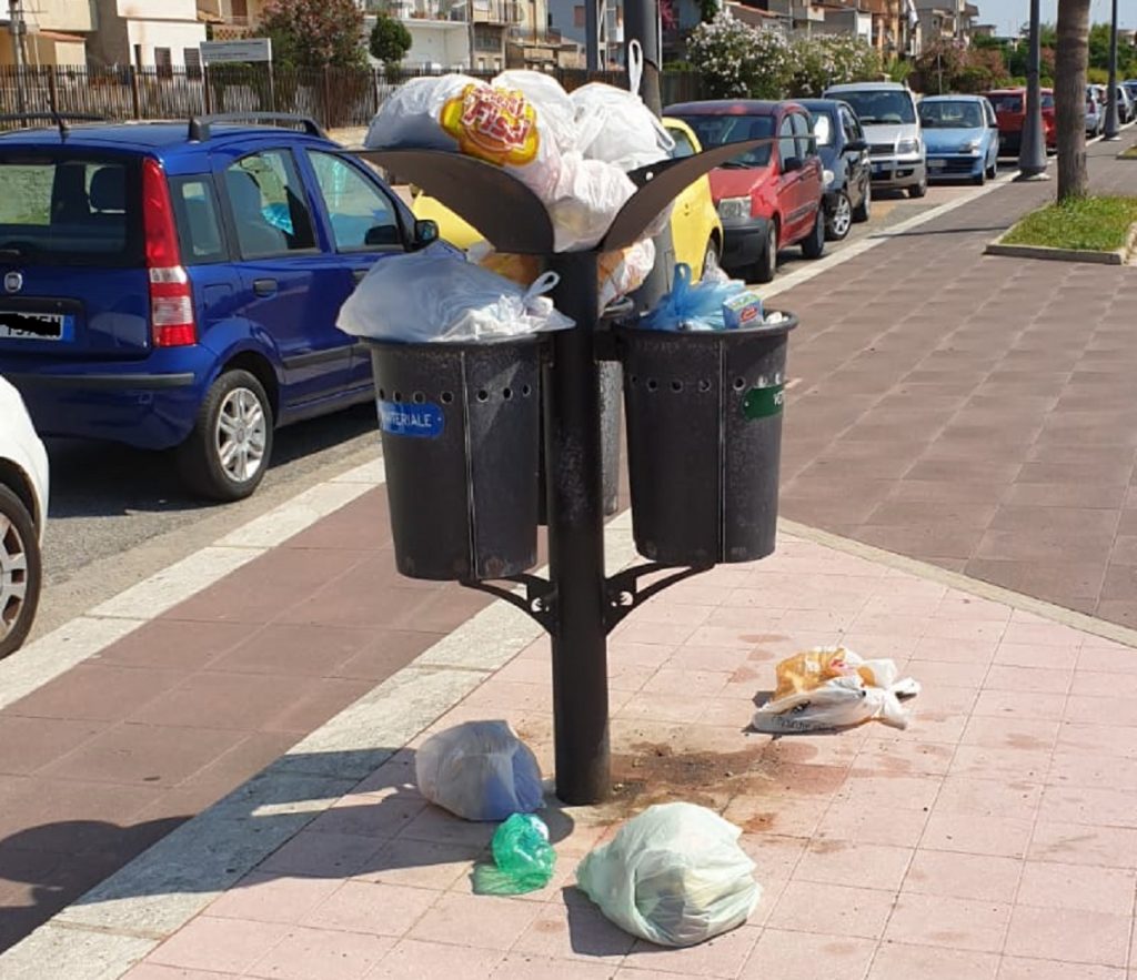 Rifiuti lungomare Bovalino