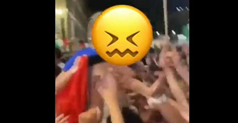 Tifosa Italia in topless palpeggiata durante i festeggiamenti