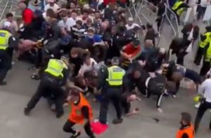 Tifosi inglesi tentano di entrare senza biglietto