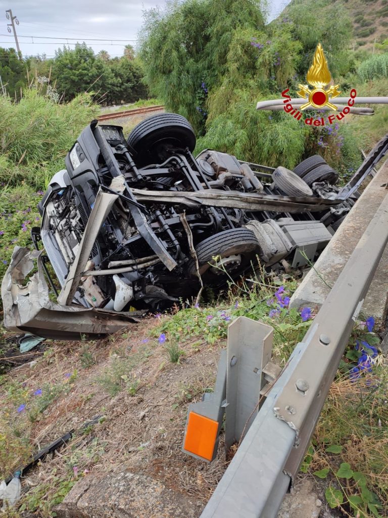 Tir si ribalta a patti