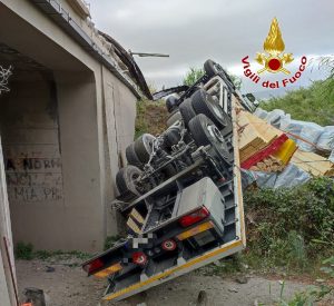 Tir si ribalta a patti