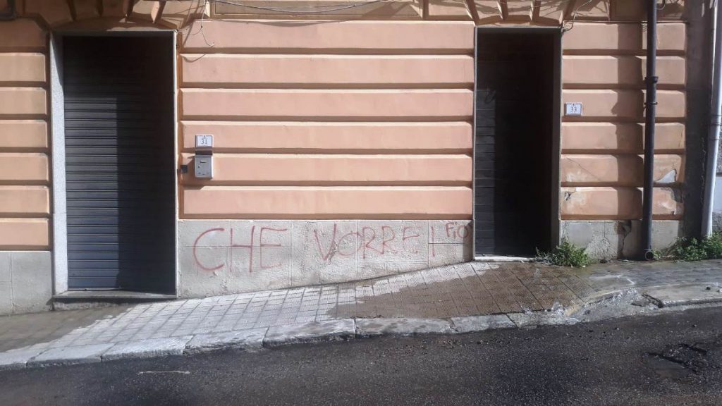 Reggio Calabria, si aggrava la perdita di Via del Salvatore: l'acqua sgorga  nelle fondamenta dei palazzi, residenti indignati annunciano denuncia al  Comune - FOTO e VIDEO