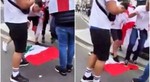 bandiera italia calpestata