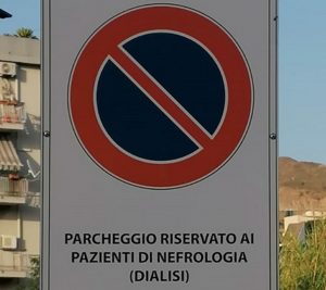 cartelo parcheggio riservato a pazienti di nefrologia