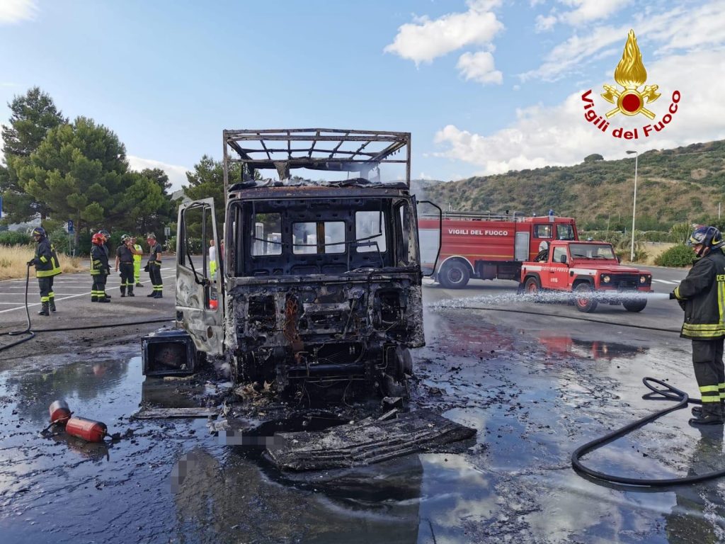 furgone in fiamme