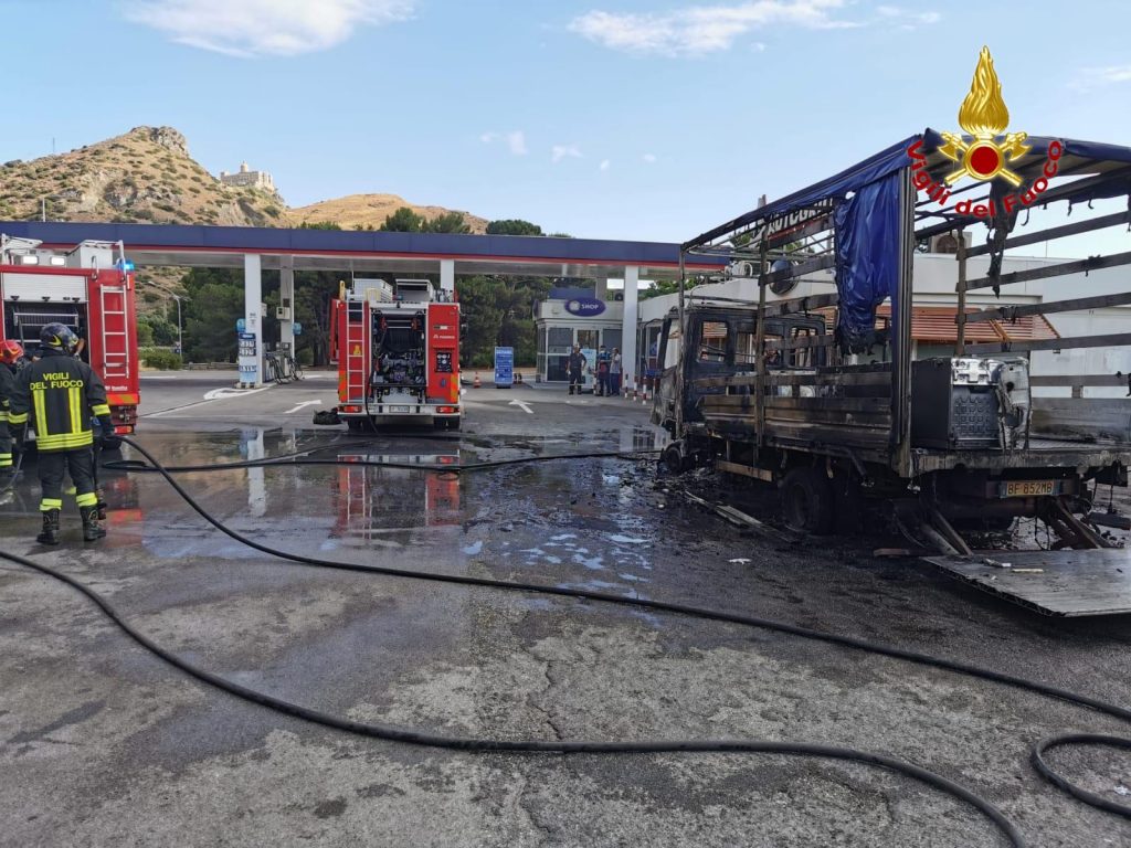 furgone in fiamme