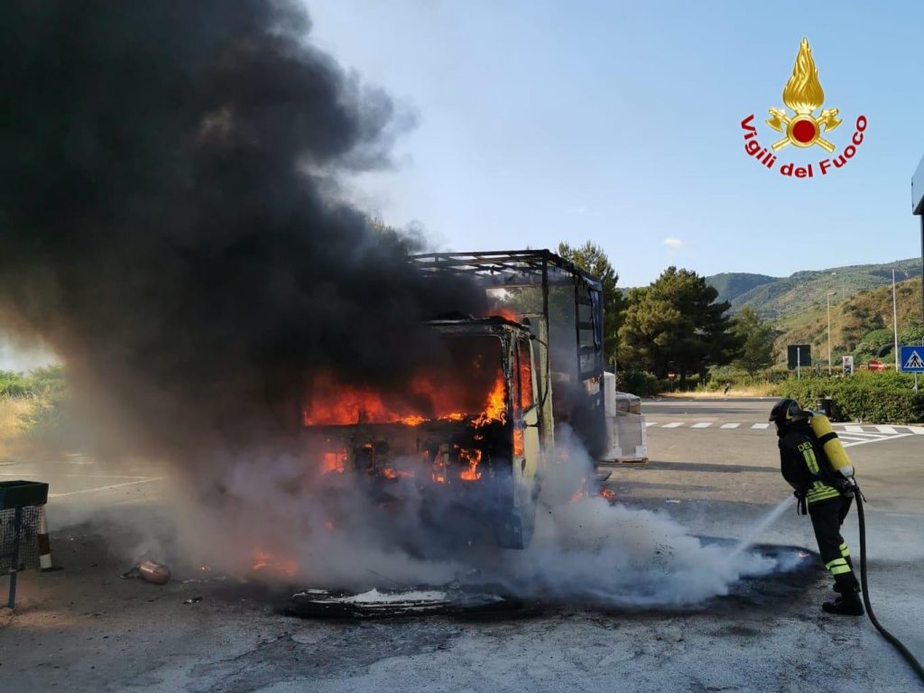 furgone in fiamme