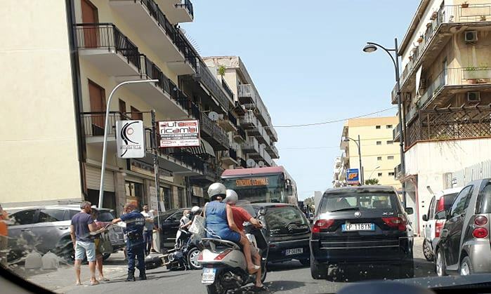 Reggio Calabria, incidente in Via Nazionale Pentimele: scooter a terra ...
