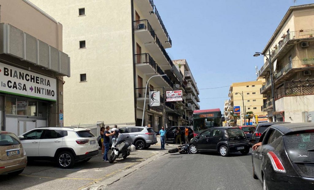 Reggio Calabria, incidente in Via Nazionale Pentimele: scooter a terra ...