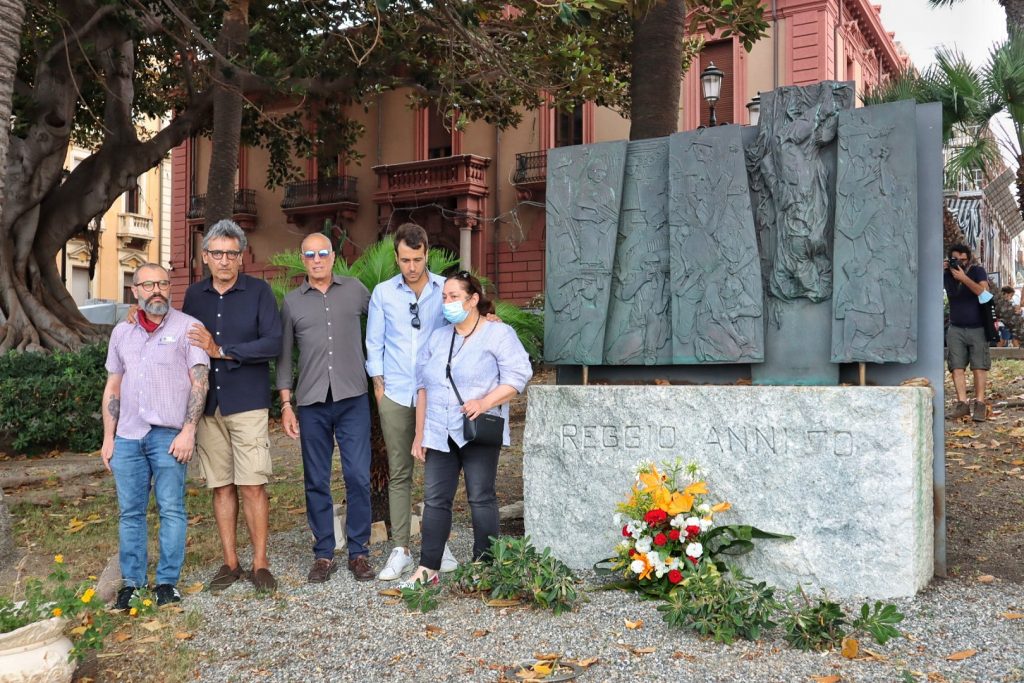 omaggio monumento moti