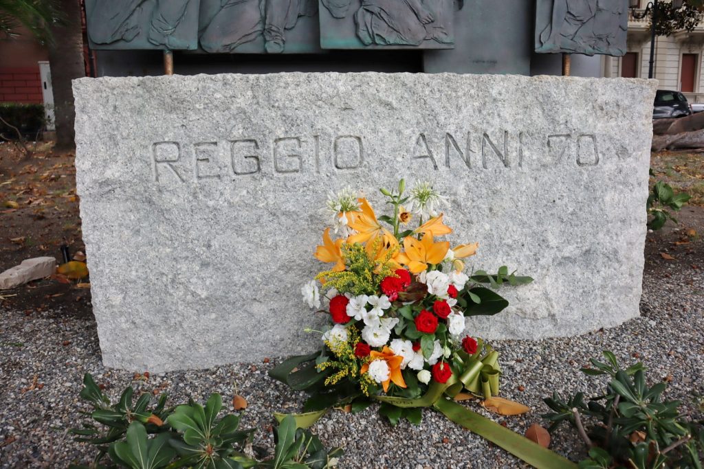 omaggio monumento moti