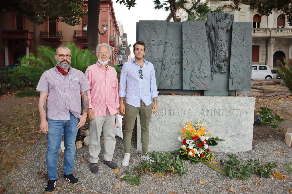 omaggio monumento moti