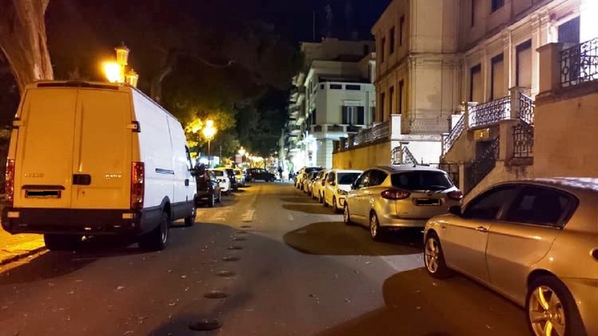 Reggio Calabria, l'isola pedonale in via Marina alta non c'è più: transenne divelte, strada presa d'assalto da auto parcheggiate - FOTO LIVE - Vimarsana News